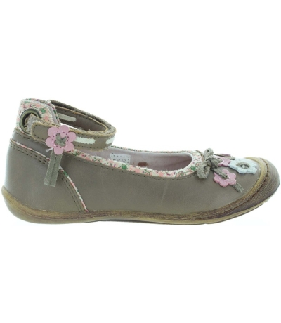 Narrow width girls shoes with support