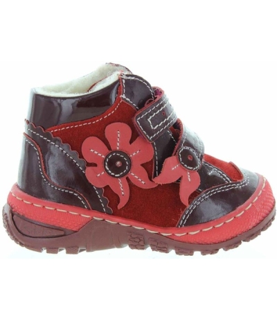 Girls wide snow boots with good support Girls wide snow boots with good support