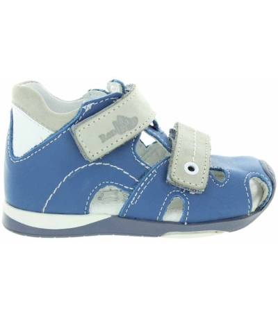 Sandals for a baby with pigeon toes Sandals for a baby with pigeon toes